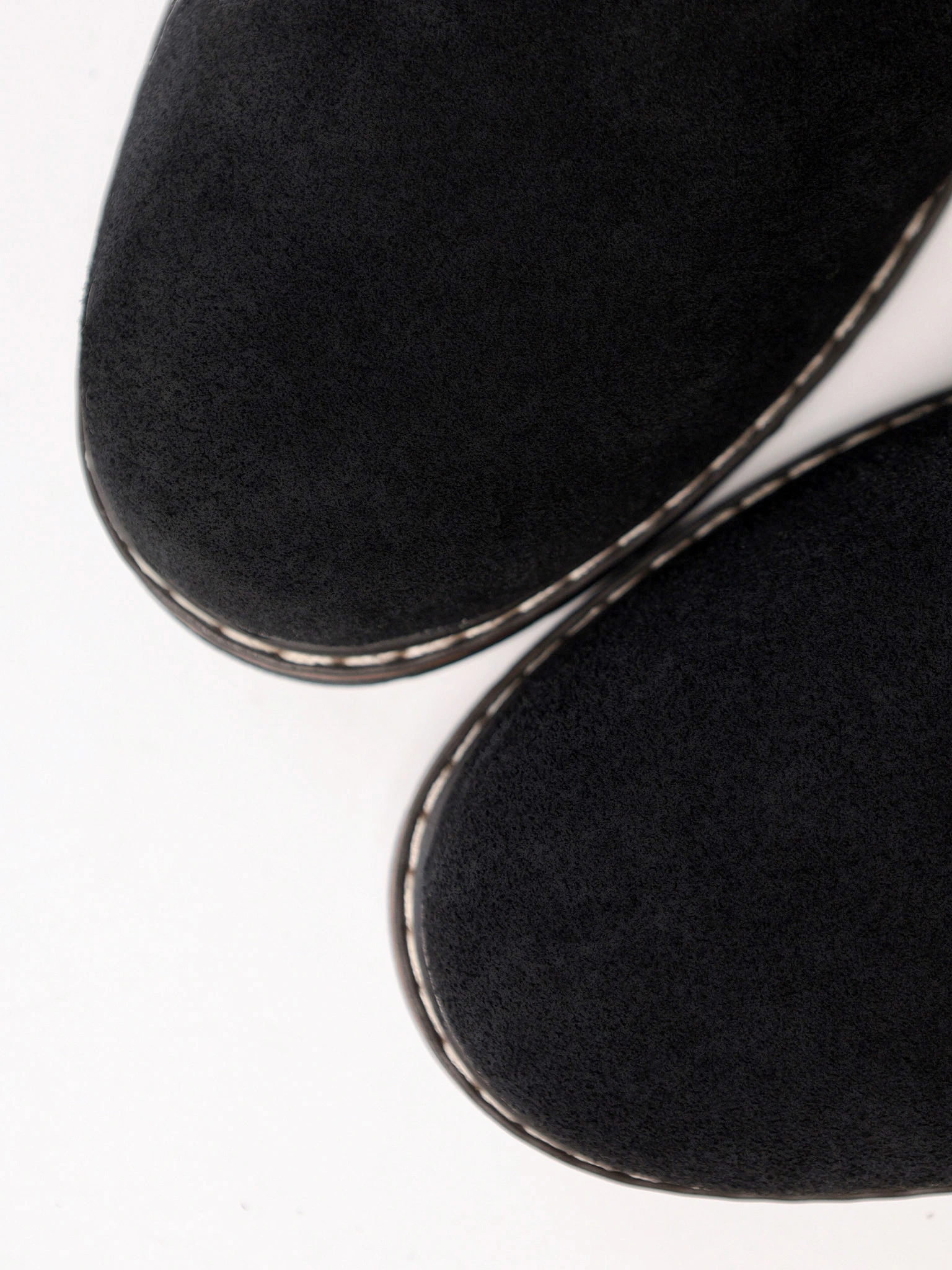 Сапоги черного цвета из натуральной замши на среднем каблуке